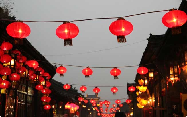 
Th&agrave;nh cổ B&igrave;nh Dao ở tỉnh Sơn T&acirc;y (Trung Quốc) treo đ&egrave;n lồng đỏ v&agrave;o dịp tết. Ảnh: Thatsmandarin.

