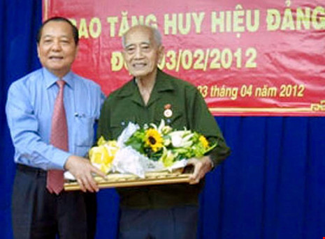 Nguyên Ủy viên Bộ Chính trị, Bí thư Thành ủy TP HCM Lê Thanh Hải trao huy hiệu 65 năm tuổi Đảng cho ông Dương Đình Thảo. Ảnh chụp tháng 4-2012. Ảnh: NLĐ