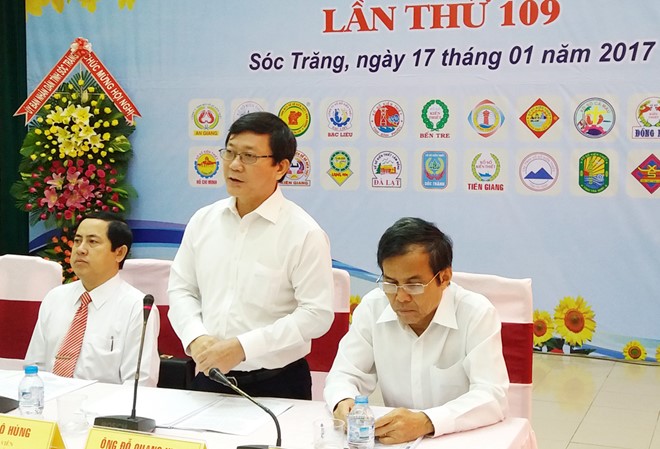 &Ocirc;ng Đỗ Quang Vinh, Gi&aacute;m đốc C&ocirc;ng ty XSKT TP HCM ki&ecirc;m Chủ tịch Hội đồng XSKT khu vực miền Nam, n&oacute;i về kh&oacute; khăn của v&eacute; số truyền thống trong 6 th&aacute;ng cuối năm 2016. Ảnh: Việt Tường.