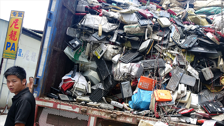 Một xe tải chứa đầy rác điện tử tại Trung Quốc