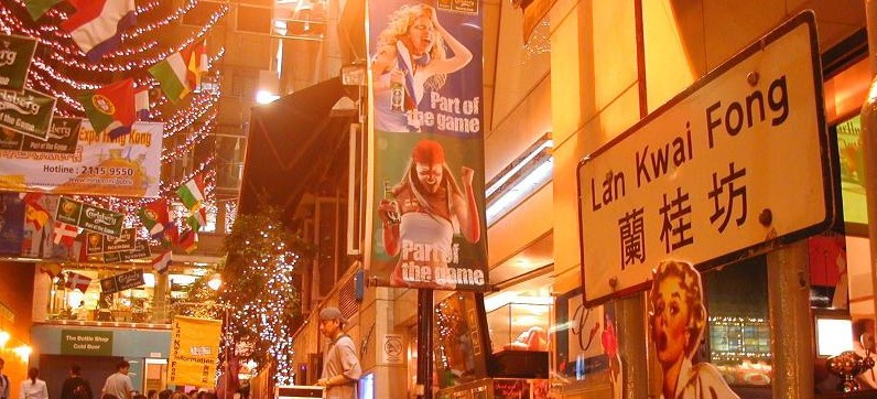 
Khu Lan Kwai Fong tấp nập về đ&ecirc;m. Ảnh: Flickr
