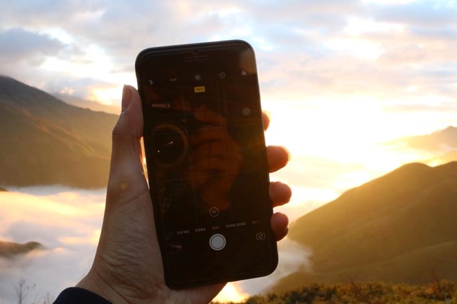 
Camera tr&ecirc;n iPhone 7 chỉ hiện l&ecirc;n m&agrave;n h&igrave;nh đen, kh&ocirc;ng thể sử dụng. Ảnh: Hồng Quang.
