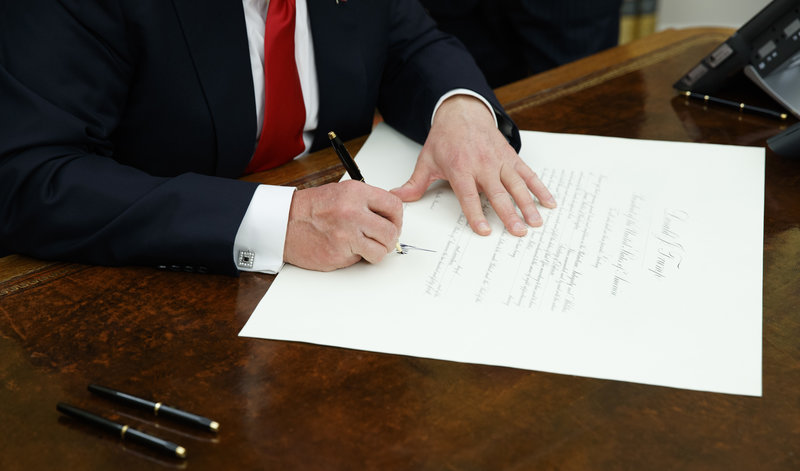 Tân Tổng thống Trump kí sắc lệnh đầu tiên trong phòng Bầu dục