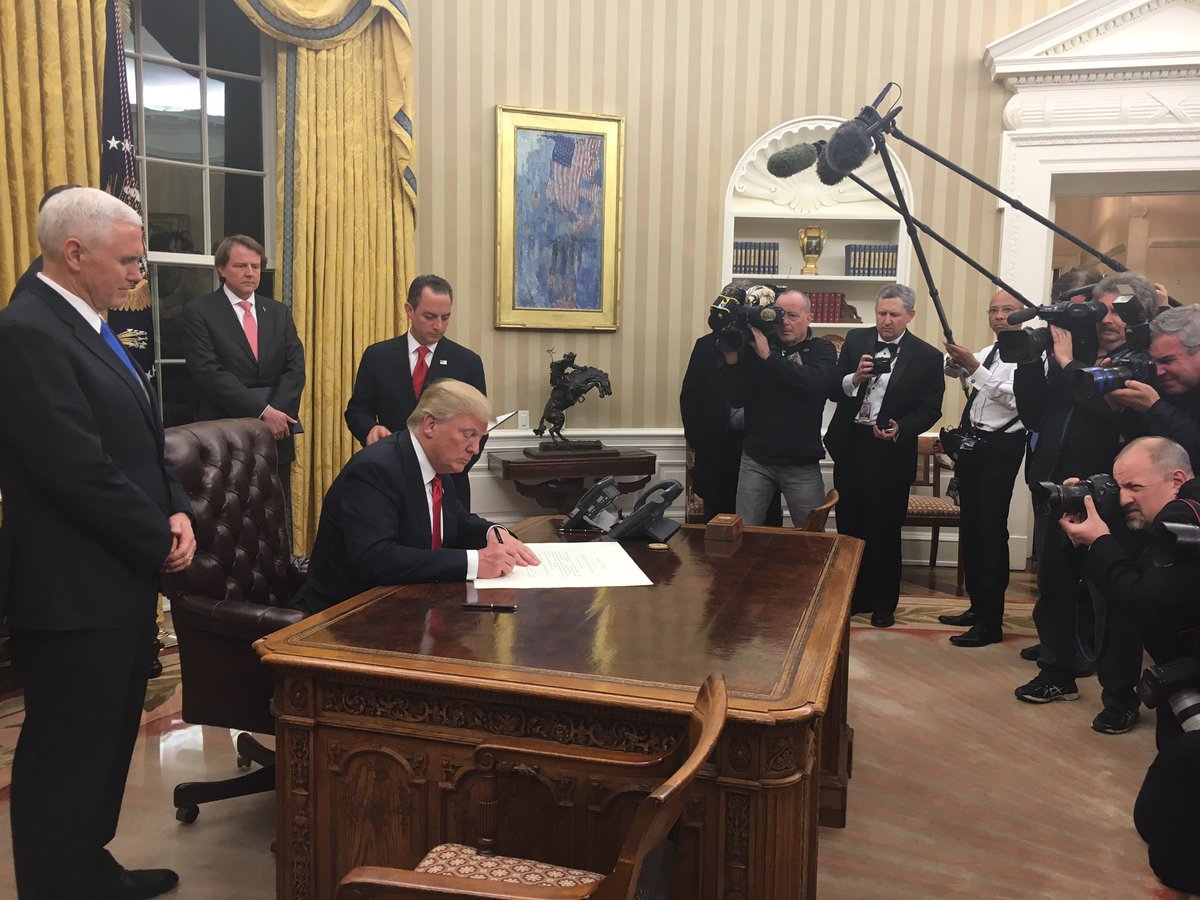 Tân Tổng thống Mỹ Donald Trump đã ký những giấy tờ đầu tiên tại phòng Bầu dục. Ảnh: Twitter