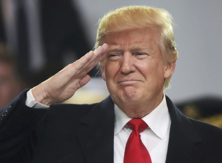 Ông Trump chào những người ủng hộ tại lễ diễu hành nhậm chức. Ảnh: Reuters