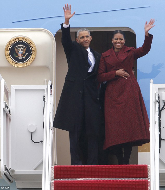 
Gia đ&igrave;nh Obama lẽ ra sẽ xuống s&acirc;n bay quốc tế Palm Springs nhưng điều kiện thời tiết kh&ocirc;ng cho ph&eacute;p. Ảnh: AP
