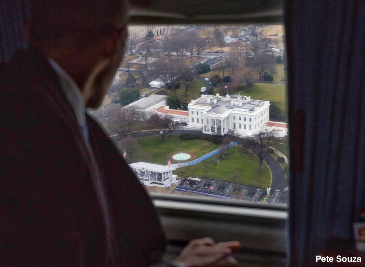 
&Ocirc;ng Obama nh&igrave;n về ph&iacute;a Nh&agrave; Trắng qua cửa sổ khi m&aacute;y bay cất c&aacute;nh rời khỏi Washington. Ảnh: NBC News
