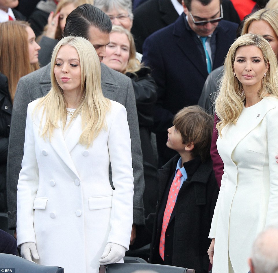 
D&agrave;n con ch&aacute;u nh&agrave; &ocirc;ng Trump thu h&uacute;t mọi &aacute;nh nh&igrave;n. ảnh: EPA
