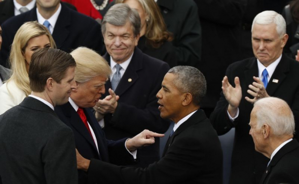 Ông Donald Trump nói chuyện với người tiền nhiệm Barack Obama tại lễ nhậm chức. Ảnh: Reuters
