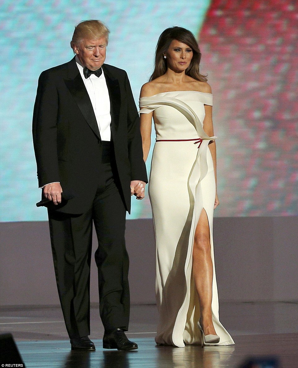 Đệ nhất phu nhân Mỹ Melania Trump cùng Tổng thống Donald Trump trên sân khấu của phòng khiêu vũ Liberty Ball tại Trung tâm Hội nghị Washington đêm 20-1. Ảnh: Reuters