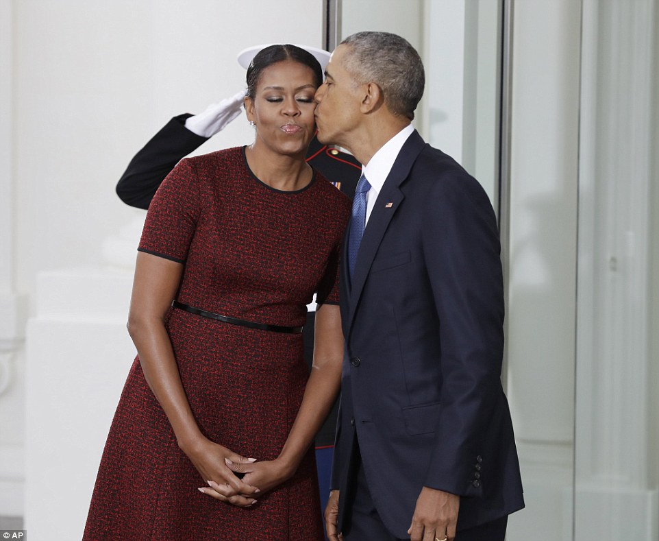 Ông bà Obama tình cảm trong khi chờ ông Trump đến Nhà Trắng. Ảnh: AP