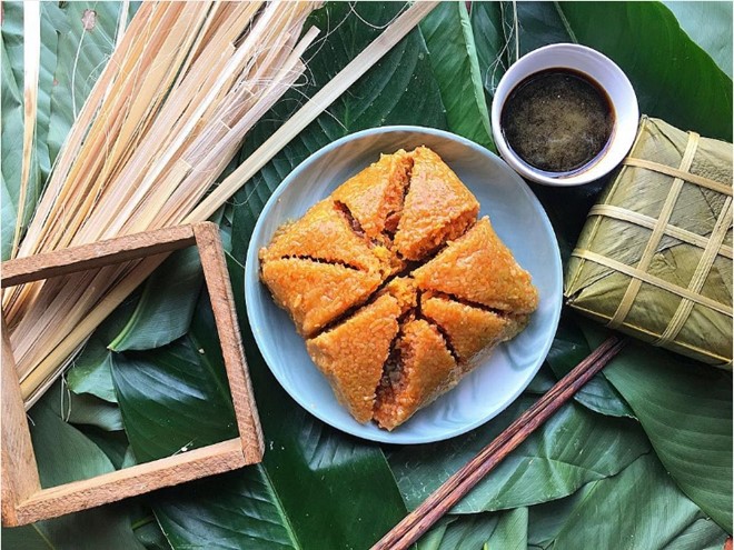 Bánh chưng gấc mang màu đỏ của sự đầm ấm, thịnh vượng. Ảnh: Ngoc.le.lybra/Instagram.