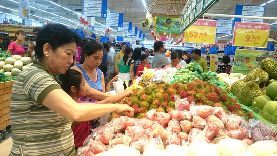 Cận Tết, nhiều người dân TP HCM thích mua trái cây, rau củ, thịt... tại siêu thị vì giá ổn định và nhiều chương trình khuyến mãi