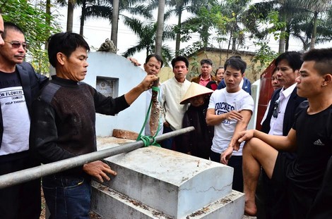 
Người d&acirc;n c&ugrave;ng &ocirc;ng Tiếu khai quật những vật lạ được yểm dưới mộ.
