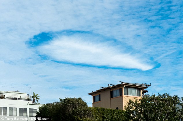 Đám mây vẫn mang hình dáng UFO khi trôi tới một khu vực khác ở California. Ảnh: Daily Mail