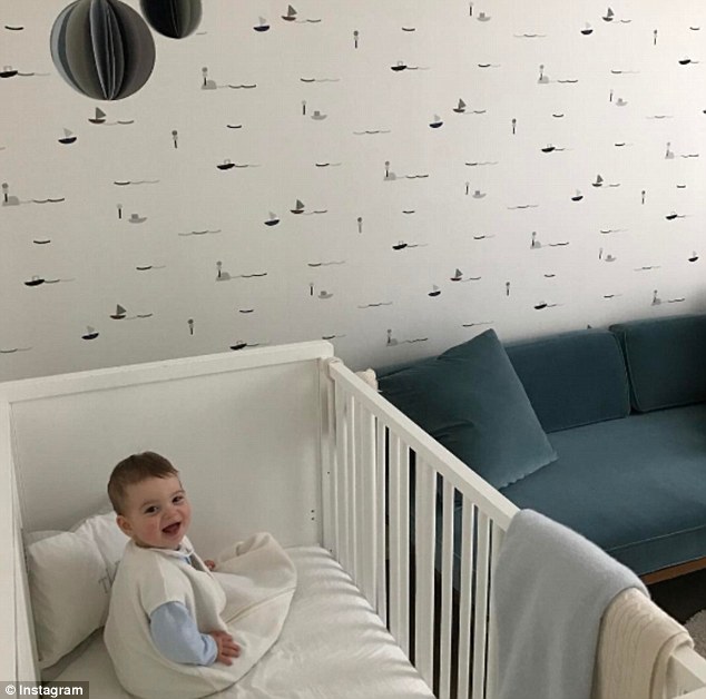 Bức ảnh trên giường ngủ cực kỳ dễ thương của Theodore. Ảnh: Instagram