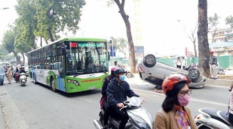 Xế hộp chở 2 mẹ con lật ngửa trên làn đường buýt nhanh