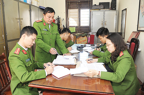 Cán bộ Phòng 5 Cục C45 đang bàn phương án đấu tranh với tội phạm.