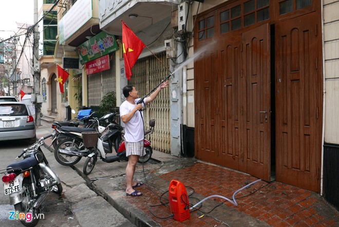 Tại Hà Nội: Chiều 30 Tết, trên phố Ngô Tất Tố (quận Hoàn Kiếm), người dân dành chút thời gian ngày cuối năm để dọn dẹp nhà cửa, thổi sạch bụi bẩn chào đón năm mới Đinh Dậu