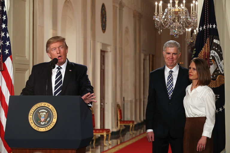 Tổng thống Donald Trump vừa công bố chọn ông Neil Gorsuch làm ứng viên thẩm phán Tòa án Tối cao Mỹ. Ảnh: New York Times