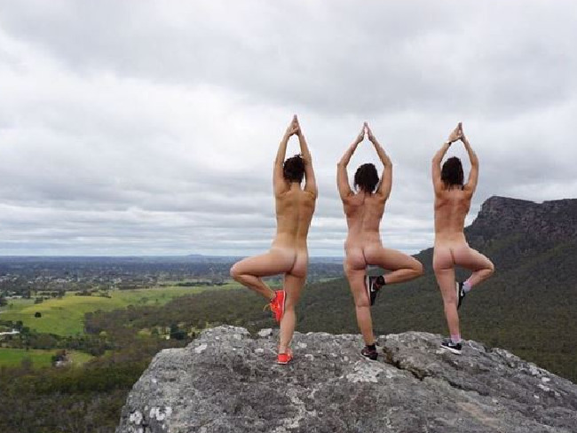 Tranh thủ yoga khỏa th&acirc;n tại c&ocirc;ng vi&ecirc;n quốc gia Grampians ở bang Victoria - &Uacute;c. Ảnh: Instagram