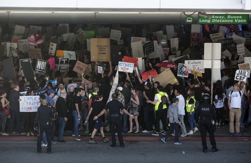 Biểu tình phản đối sắc lệnh của ông Trump bên ngoài sân bay quốc tế Los Angeles hôm 29-1. Ảnh: Bloomberg