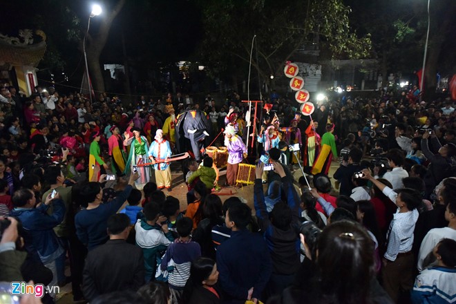 
Tối 7-2 (11 th&aacute;ng Gi&ecirc;ng), h&agrave;ng ngh&igrave;n người k&eacute;o nhau đến miếu Tr&ograve; tại x&atilde; Tứ X&atilde;, huyện L&acirc;m Thao, tỉnh Ph&uacute; Thọ để xem hội Tr&ograve; Tr&aacute;m (hay c&ograve;n gọi l&agrave; lễ hội Linh tinh t&igrave;nh phộc).
