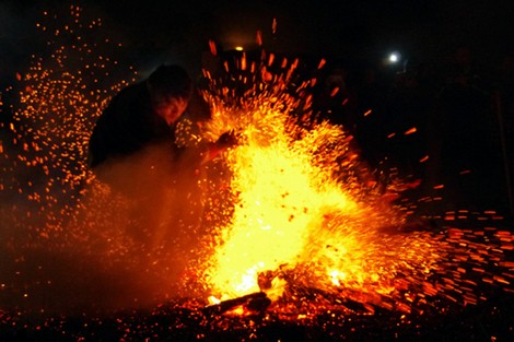 Màn chen lửa độc đáo trong lễ hội nhảy lửa ở xã Tân Bắc, huyện Quang Bình.