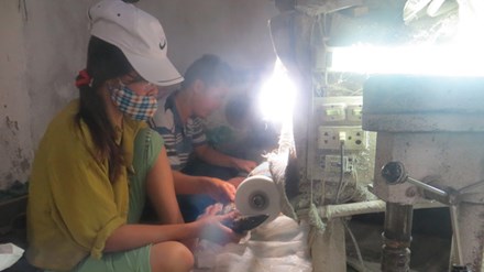 
Để c&oacute; những t&aacute;c phẩm đẹp, người thợ phải chấp nhận sống chung với bụi trong qu&aacute; tr&igrave;nh l&agrave;m
