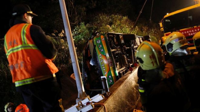 
Chiếc xe bu&yacute;t lật nghi&ecirc;ng ven đường. Ảnh: Reuters
