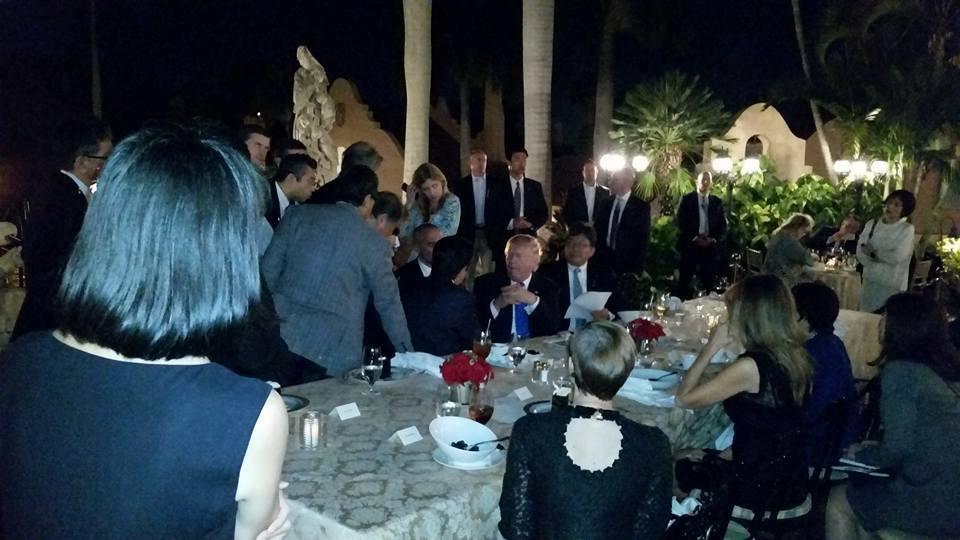 
&Ocirc;ng Trump v&agrave; &ocirc;ng Abe b&agrave;n luận ngay tại b&agrave;n ăn. Ảnh: Facebook
