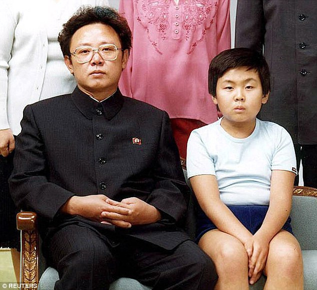 
&Ocirc;ng Kim Jong-nam (phải) trong bức ảnh chụp c&ugrave;ng người cha Kim Jong-il năm 1981. Ảnh: Reuters
