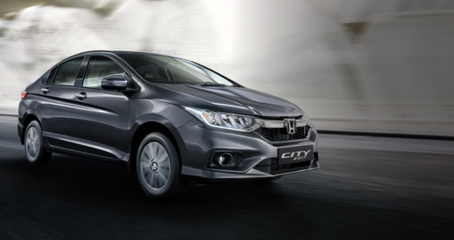
Sau Th&aacute;i Lan, Ấn Độ l&agrave; thị trường tiếp theo đ&oacute;n nhận phi&ecirc;n bản n&acirc;ng cấp của d&ograve;ng sedan cỡ B Honda City. Đ&uacute;ng như th&ocirc;ng tin trước đ&oacute;, v&agrave;o ng&agrave;y Valentine 14/2 vừa qua, h&atilde;ng Honda đ&atilde; ch&iacute;nh thức tung City 2017 ra thị trường Ấn Độ.
