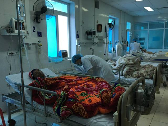 Nhiều nạn nhận ngộ độc rượu vẫn đang phải lọc m&aacute;u v&agrave; điều trị t&iacute;ch cực