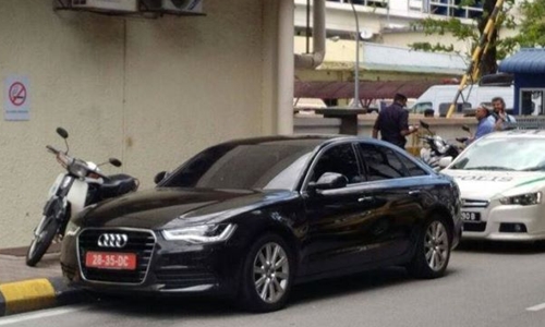 
Xe của đại sứ qu&aacute;n Triều Ti&ecirc;n xuất hiện ở nh&agrave; x&aacute;c bệnh viện Kuala Lumpur. Ảnh: Daily Star
