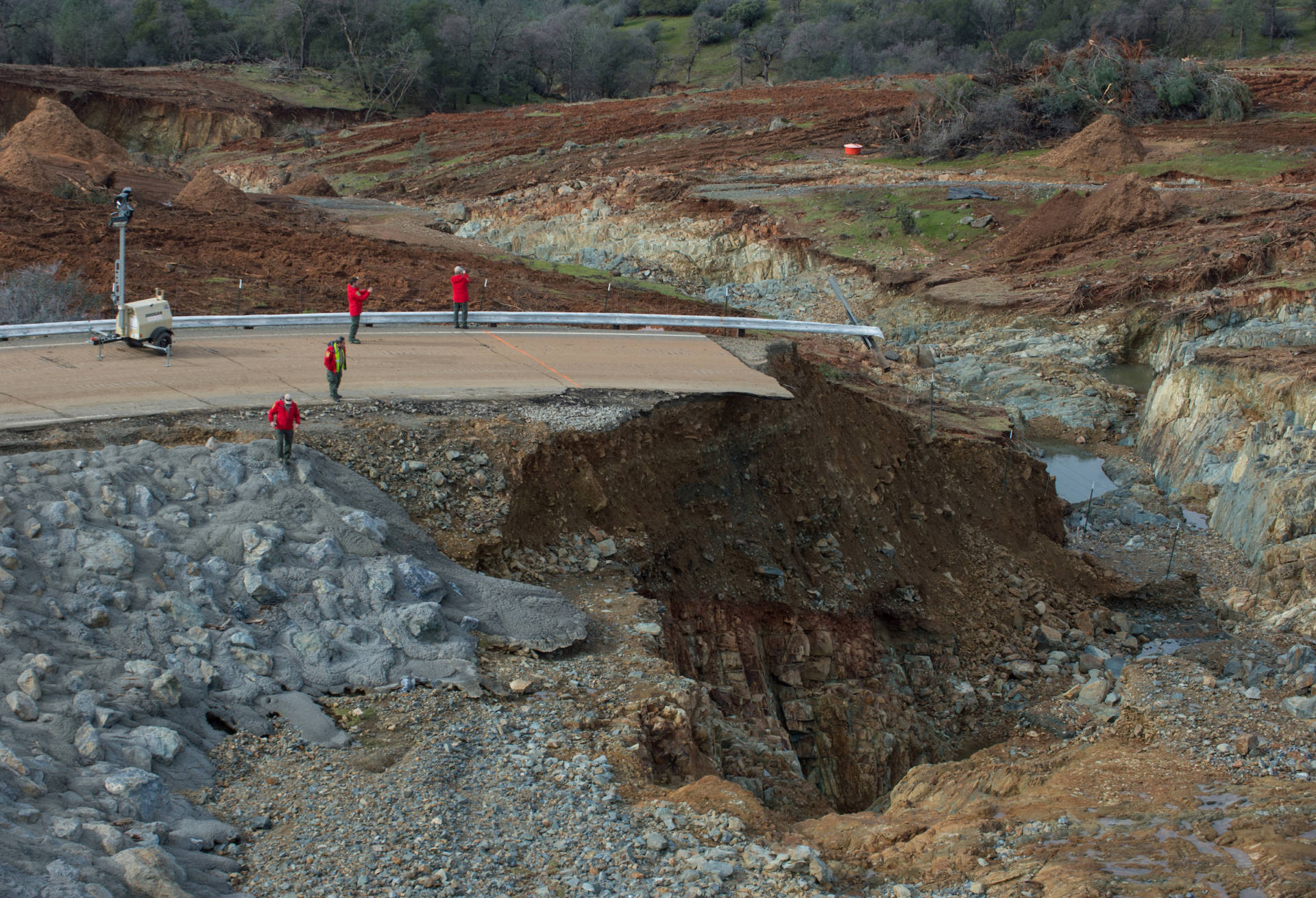 
Hố sụt l&uacute;n tr&ecirc;n đường xả của đập Oroville. Ảnh: Sở T&agrave;i nguy&ecirc;n nước California

