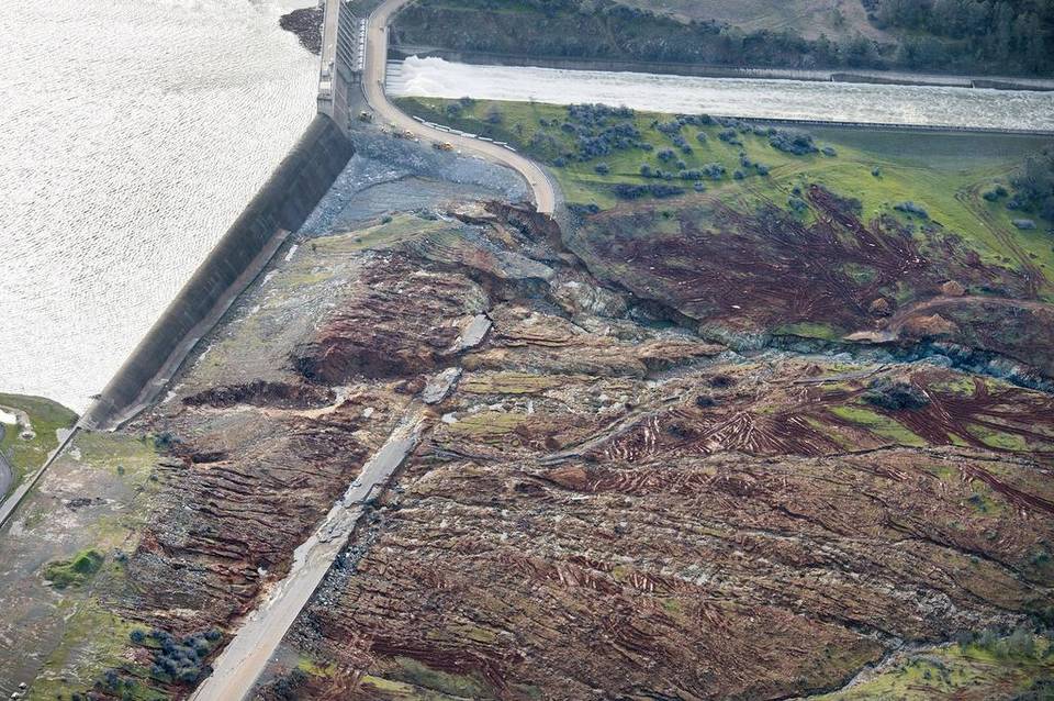 
Đường xả khẩn cấp của đập Oroville bị đứt đoạn do x&oacute;i m&ograve;n. Ảnh: Sacbee
