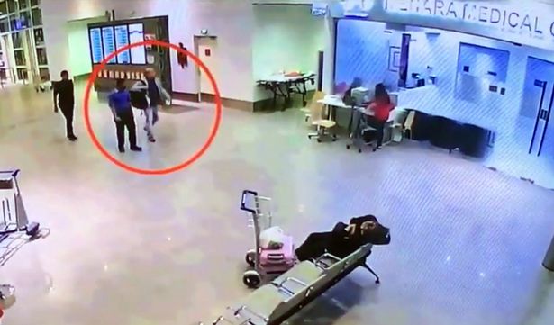 Sau đó, ông được dẫn đến khu vực y tế của sân bay