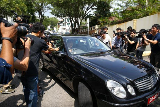 Ph&oacute;ng vi&ecirc;n v&acirc;y quanh chiếc xe rời khỏi đại sứ qu&aacute;n Triều Ti&ecirc;n ở Kuala Lumpur ng&agrave;y 23-2. Ảnh: REUTERS