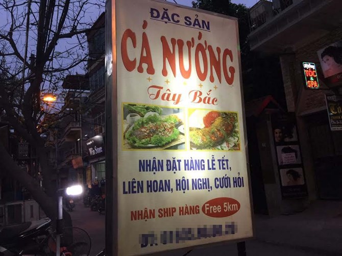 Mỗi ngày người bán lại đẩy xe và dựng tấm biển quảng cáo gây tò mò cho mọi người