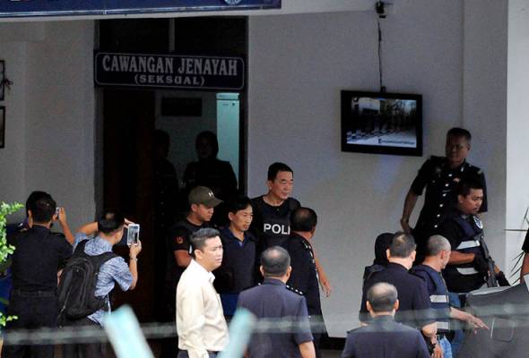 Ri Jong Chol mặc &aacute;o chống đạn khi được thả khỏi đồn cảnh s&aacute;t Sepang - Malaysia s&aacute;ng 3-3. Ảnh: Bernama