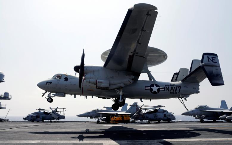 Máy bay giám sát E-2C Hawkeye hạ cánh trên tàu sân bay USS Carl Vinson. Ảnh: Reuters