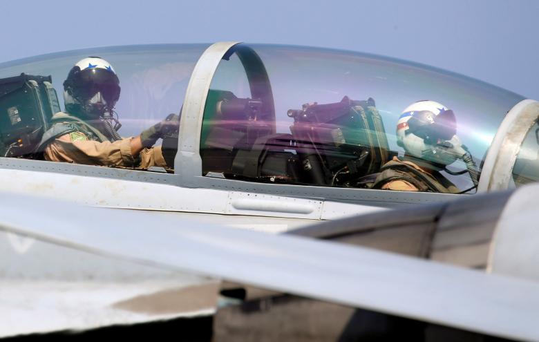 Các phi công trong buồng lái chiếc F18 trong thời điểm chuẩn bị bay tuần tra biển Đông. Ảnh: Reuters