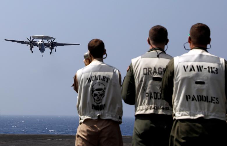 Theo dõi E2C Hawkeye hạ cánh xuống tàu sân bay USS Carl Vinson. Ảnh: Reuters