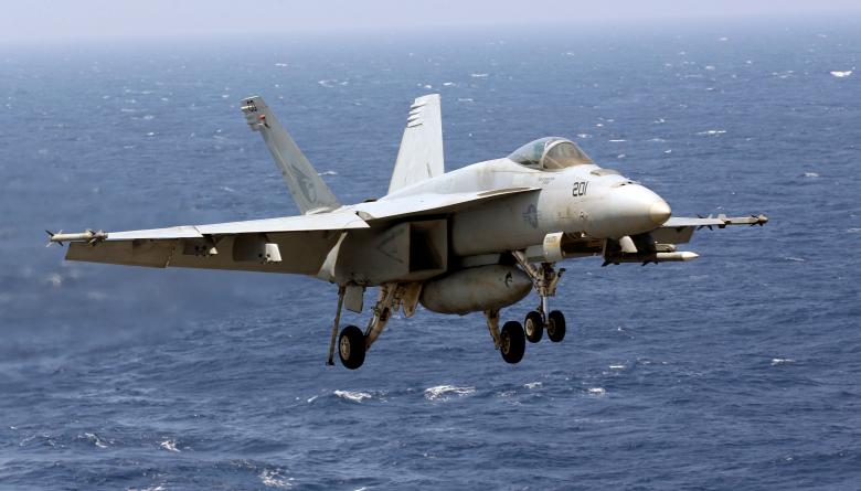 F18 tuần tra trên biển Đông. Ảnh: Reuters