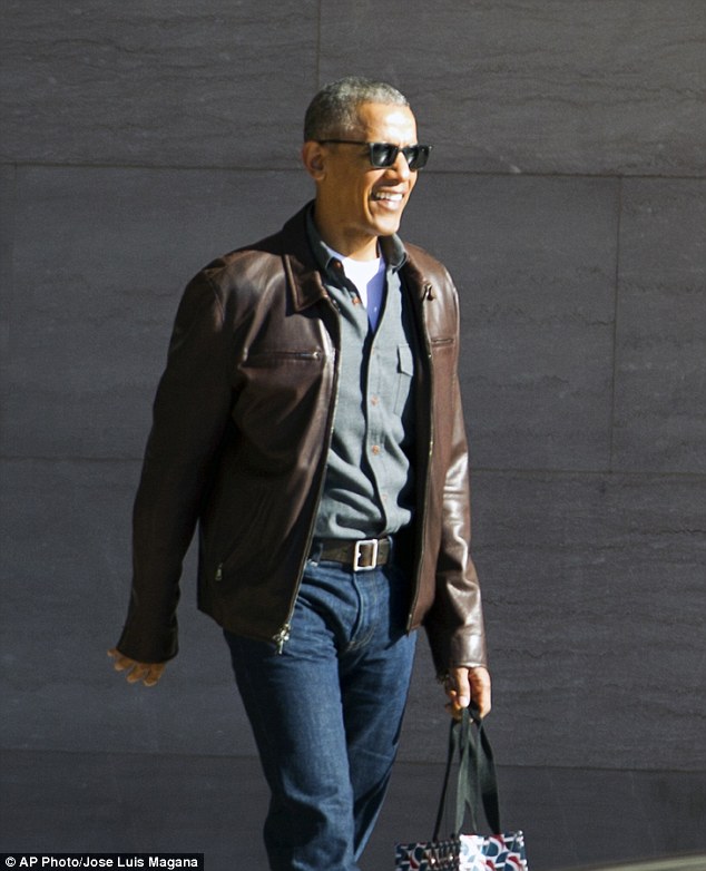 
Tr&ocirc;ng &ocirc;ng Obama c&oacute; vẻ thoải m&aacute;i, kh&ocirc;ng hề bị ảnh hưởng bởi c&aacute;c c&aacute;o buộc của &ocirc;ng Trump. Ảnh: AP
