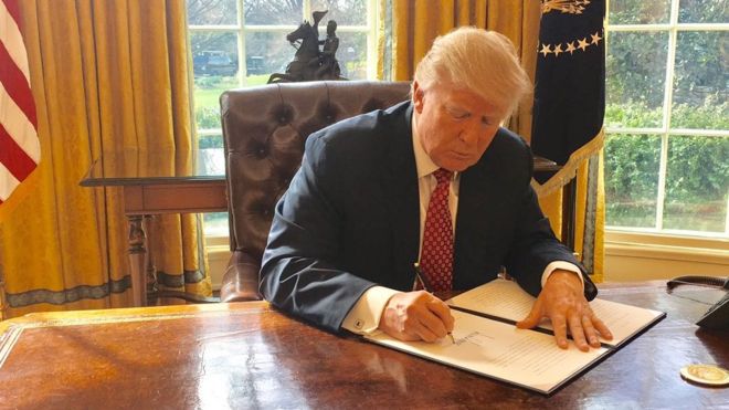 Ông Trump ký sắc lệnh nhập cư mới "nhẹ đô" hơn