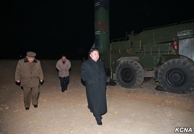 Nhà lãnh đạo Kim Jong-un có mặt ở bãi phóng hôm 6-3. Ảnh: KCNA