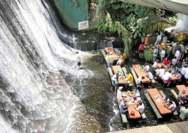 15-nha-hang-ky-quac-nhat-tren-the-gioi-ivivu-Nh&agrave; h&agrave;ng dưới ch&acirc;n th&aacute;c Labassin, Philippines l&agrave; một địa điểm ăn uống l&yacute; tưởng thuộc khu biệt thự Escudero nằm ở th&agrave;nh phố San Pablo thuộc tỉnh Quezon ở Philippines. Labassin đ&atilde; kh&ocirc;ng c&ograve;n xa lạ với người d&acirc;n v&agrave; c&aacute;c kh&aacute;ch du lịch khi đến Philippines bởi v&igrave; khi n&oacute;i đến c&aacute;i t&ecirc;n n&agrave;y người ta ai cũng nghĩ ngay ra một nh&agrave; h&agrave;ng đặc biệt ấn tượng, bao quanh n&oacute; l&agrave; một kh&ocirc;ng gian rộng lớn, c&oacute; b&agrave;n ăn, c&oacute; th&aacute;c nước v&agrave; c&acirc;y cối.4