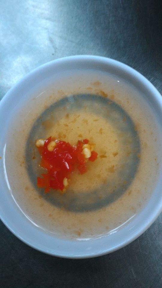 Chén nước mắm me chua ngọt sẽ giúp món ăn thêm ngon hơn